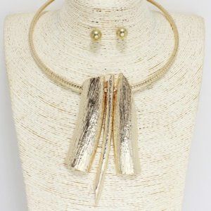 GORGEOUS CHOKER WITH STUD EARRINGS SET